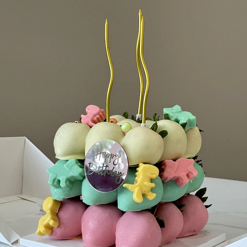 Dinosaurs party strawberries cake